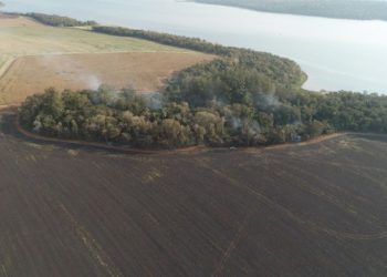 Incêndio na faixa de proteção de Itaipu, em Guaíra. Foto: Anderson Gibathe/JIE
