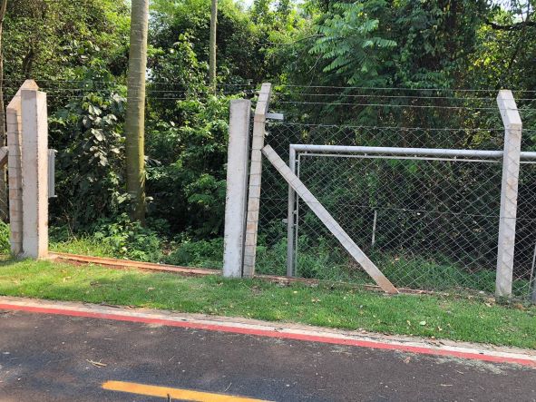 Portão que pode ser furtado. Foto: leitor do Não Viu?.