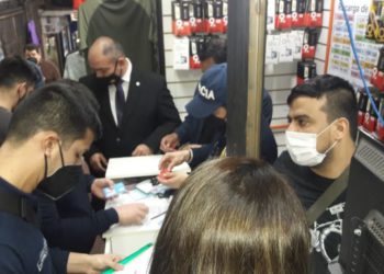 Equipe de agentes invade a loja em Ciudad del Este. Foto: La Clave