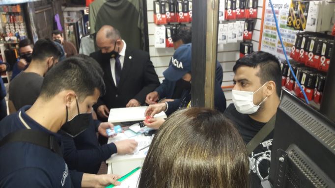 Equipe de agentes invade a loja em Ciudad del Este. Foto: La Clave