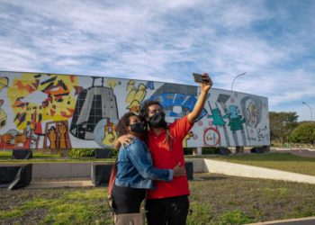 Turistas no Painel do Barrageiro na usina de Itaipu. Foto: Kiko Sierich / PTI