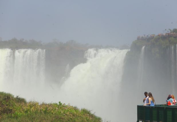 Turistas nas Cataratas do Iguaçu no feriadão da Independência. Foto: Edison Emerson / @cataratasdoiguacu