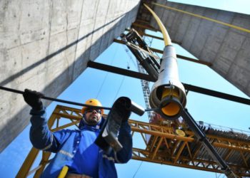 Instalação dos primeiros cabos que sustentarão a ponte no lado paraguaio. Fotos: IB/Divulgação