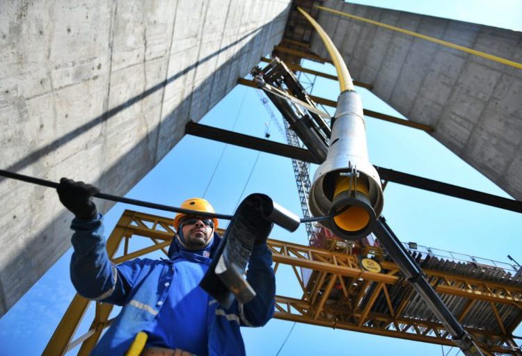 Instalação dos primeiros cabos que sustentarão a ponte no lado paraguaio. Fotos: IB/Divulgação