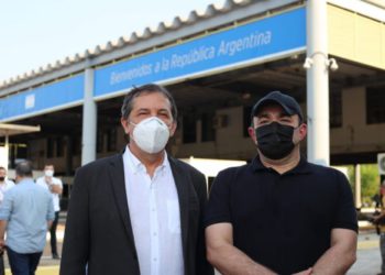 Prefeito Chico Brasileiro e seu vice, Delegado Francisco, na reabertura da ponte. Foto: PMFI