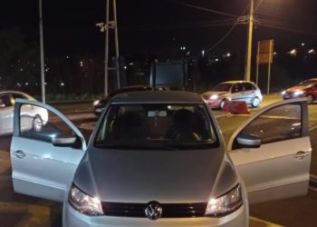 Carro recuperado pela PRF na Ponte da Amizade. Foto: PRF/Divulgação