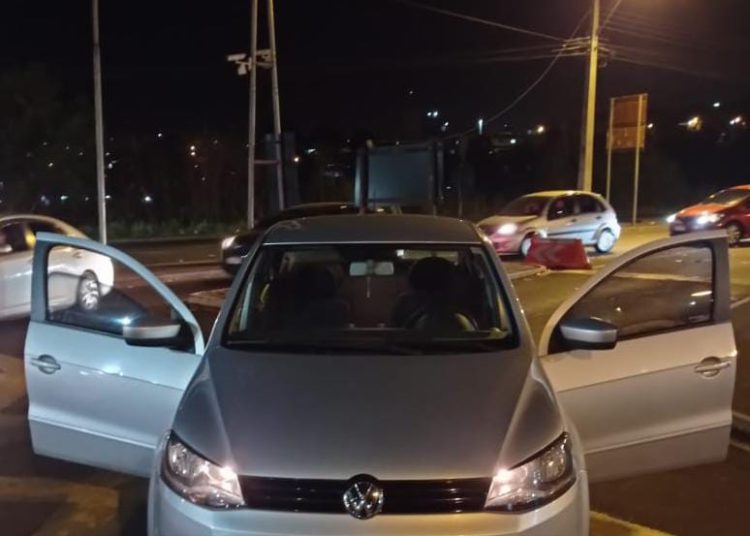 Carro recuperado pela PRF na Ponte da Amizade. Foto: PRF/Divulgação