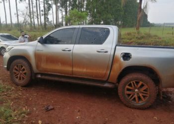 Caminhonete com os vidros perfurados pelos disparos. Foto: La Clave