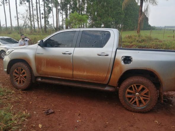 Caminhonete com os vidros perfurados pelos disparos. Foto: La Clave