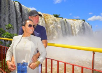 Turistas na passarela das Cataratas do Iguaçu. Foto: Alexandre Soto/Cataratas S/A