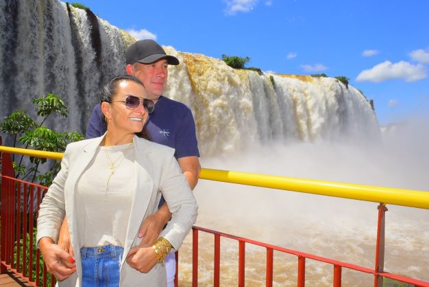 Turistas na passarela das Cataratas do Iguaçu. Foto: Alexandre Soto/Cataratas S/A