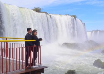 Turistas nas Cataratas do Iguaçu. Foto: Henrique Britez/Divulgação