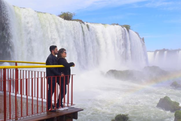 Turistas nas Cataratas do Iguaçu. Foto: Henrique Britez/Divulgação