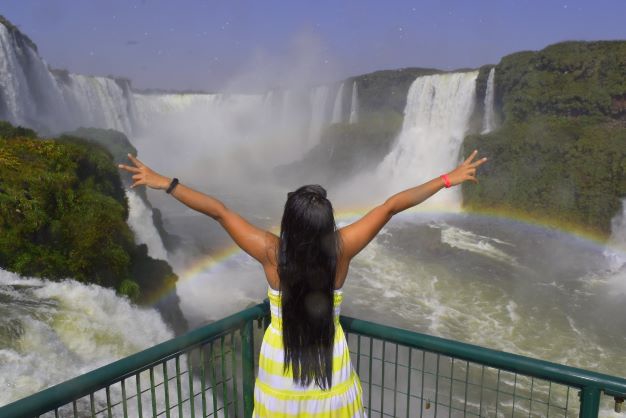 Turista nas Cataratas do Iguaçu. Foto: Cataratas S/A/Divulgação