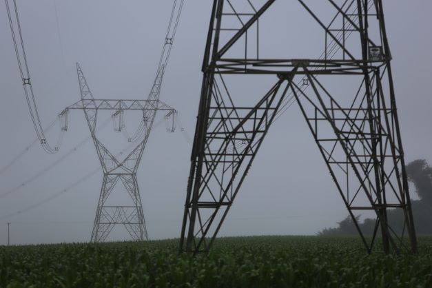 Uma das linhas de transmissão que conectam Itaipu ao sistema elétrico nacional. Foto: Edino Krug./JIE