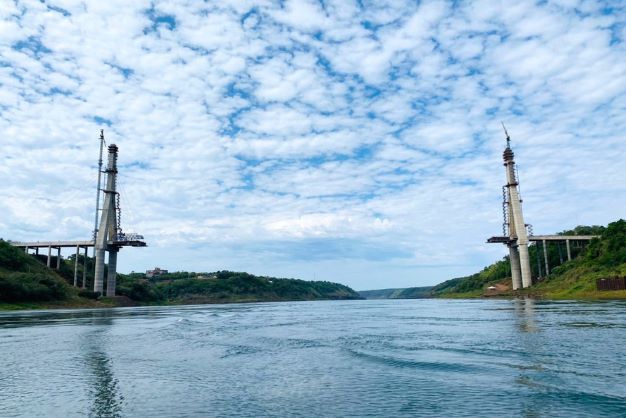 Situação da obra do lado brasileiro (à esquerda) e do lado paraguaio. Foto DER/Divulgação
