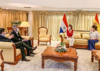 Da esquerda para a direita, o chanceler Euclides Acevedo, o presidente Mario Abdo Benítez a rainha Letizia (com o controverso colete vermelho) e a primeira dama Silvana Abdo. Foto: Agência IP