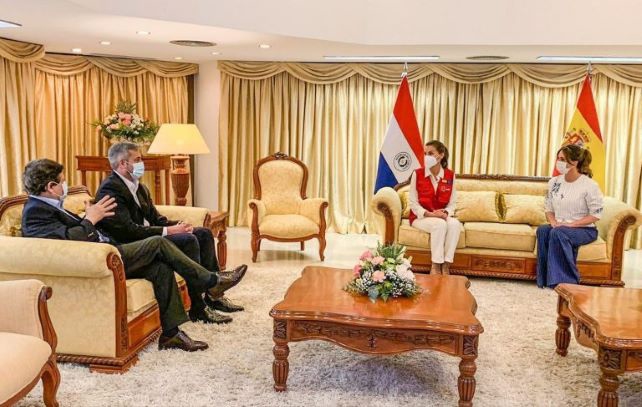 Da esquerda para a direita, o chanceler Euclides Acevedo, o presidente Mario Abdo Benítez a rainha Letizia (com o controverso colete vermelho) e a primeira dama Silvana Abdo. Foto: Agência IP