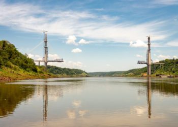 Os dois mastros principais, que têm formato de “Y” invertido, são as maiores estruturas de sustentação da Ponte da Integração. Fotos: Rubens Fraulini/IB