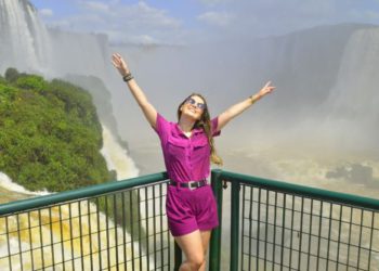 Visitante nas Cataratas do Iguaçu. Foto: Henrique Britez/Divulgação