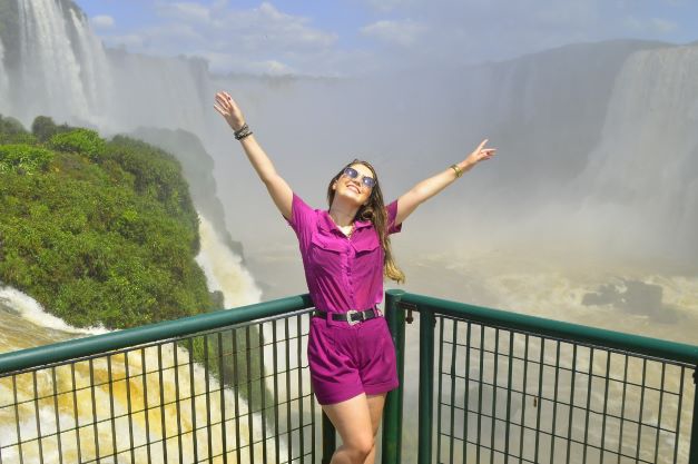 Visitante nas Cataratas do Iguaçu. Foto: Henrique Britez/Divulgação