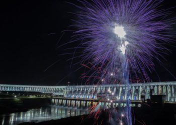 Iluminação da barragem de Itaipu. Foto: Kiko Sierich/PTI