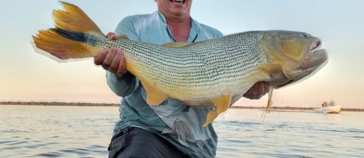 Maneira correta de segurar o peixe. Foto: Não Viu?/Cortesia