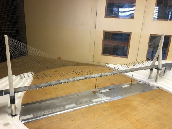 Modelo reduzido da ponte usado nos ensaios. Foto: Diretoria de Coordenação.