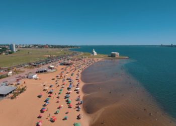 Praia de Encarnación., no Paraguai. Foto: Prefeitura de Encarnación/Divulgação