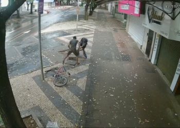 Ladrões roubando fios de energia na Avenida Brasil. Foto: Rádio Cultura