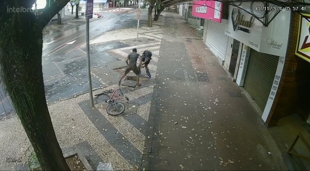 Ladrões roubando fios de energia na Avenida Brasil. Foto: Rádio Cultura