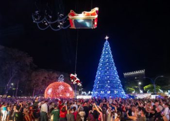 Papai Noel desce de rapel na Praça da Paz. Fotos: Rubens Fraulini/IB