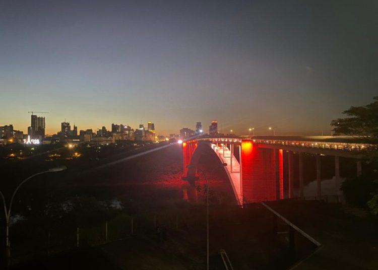 Ponte da Amizade iluminada para o Natal. Foto: PMFI