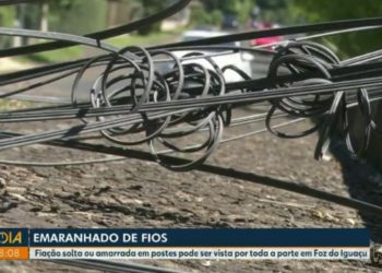 Fios soltos nas ruas de Foz do Iguaçu.
Foto: reprodução da reportagem do telejornal