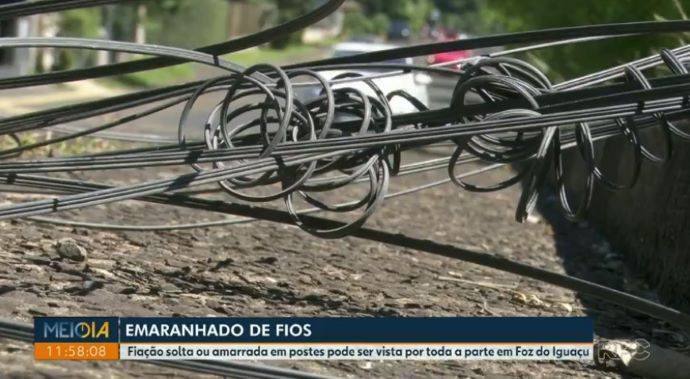 Fios soltos nas ruas de Foz do Iguaçu.
Foto: reprodução da reportagem do telejornal