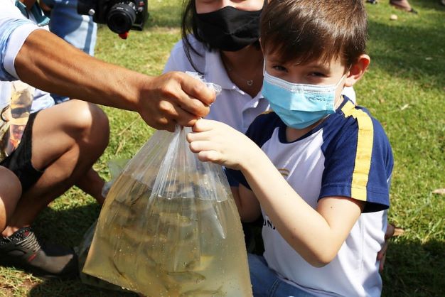 Alunos da AFA participaram da soltura dos lambaris. Foto: PMFI/divulgação
