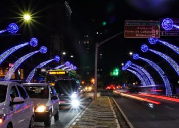 Decoração natalina transformou a avenida Jorge Schimmelpfeng. Foto: Christian Rizzi/PMFI.