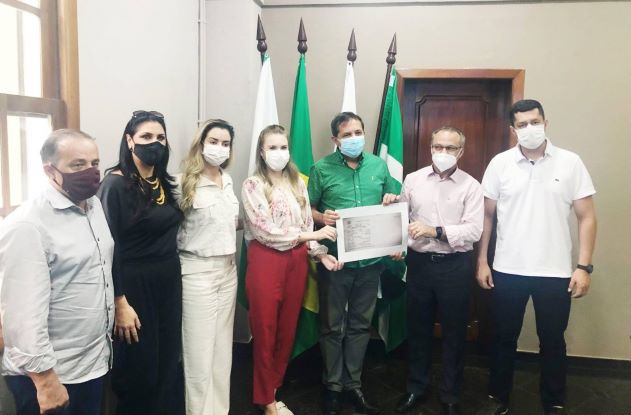 Festa política para anunciar a devolução do dinheiro para Chico Brasileiro. Foto: PMFI