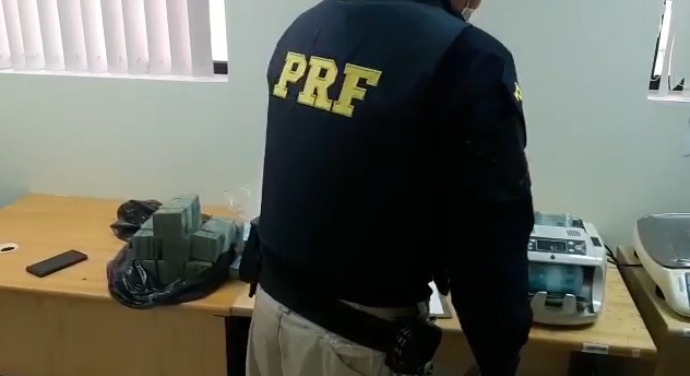 Contagem do dinheiro apreendido pela PRF. Foto: reprodução de vídeo da PRF
