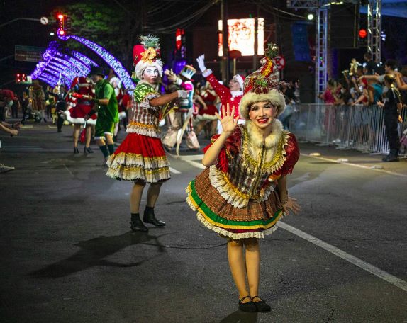Desfile da Parada de Natal realizado ontem (09). Fotos: Marcos Labanca