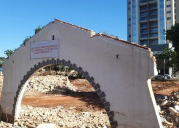 Uma faixa foi colocada na estrutura, informando que “Esse pórtico será preservado como memorial. Por favor, nos ajude a preservá-lo. Foto: Divulgação