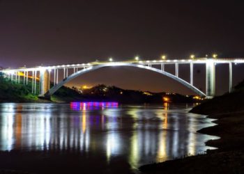 Ponte da Amizade iluminada para o Natal. Foto: Christian Rizzi/IB