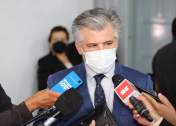 Ministro anuncia o fim do sequestro, depois do pagamento de resgate. Foto: Agência IP/Divulgação