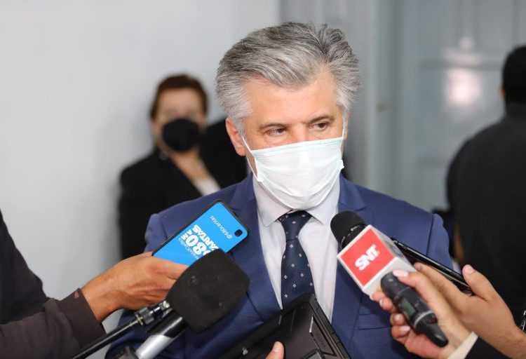 Ministro anuncia o fim do sequestro, depois do pagamento de resgate. Foto: Agência IP/Divulgação