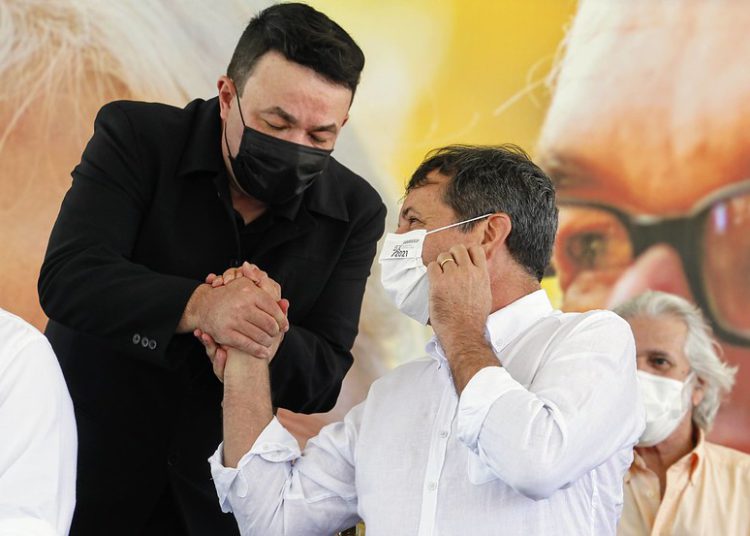 Sampaio (de preto) e Chico Brasileiro. Foto: PMFI/Divulgação