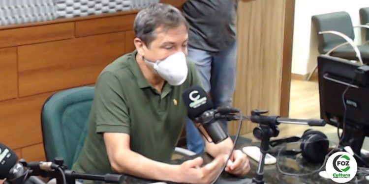 Chico Brasileiro em entrevista à Rádio Cultura. Foto: Rádio Cultura