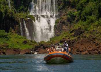 Passeio de barco nas Cataratas do Iguaçu. Foto: Macuco Safari/Divulgação