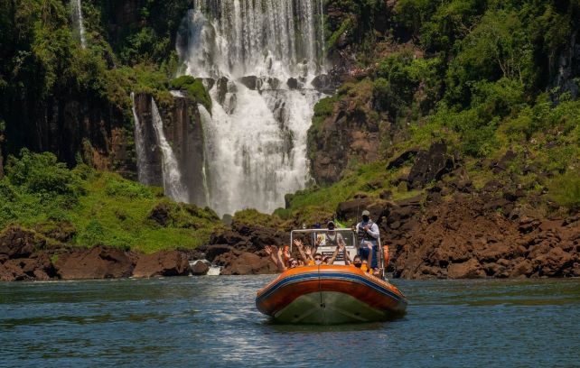 Passeio de barco nas Cataratas do Iguaçu. Foto: Macuco Safari/Divulgação