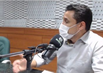 Secretário em entrevista à Rádio Cultura. Foto: captação de vídeo