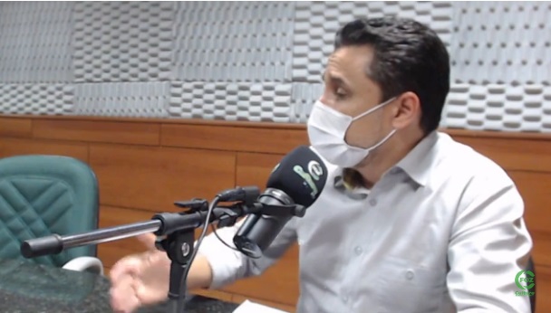 Secretário em entrevista à Rádio Cultura. Foto: captação de vídeo